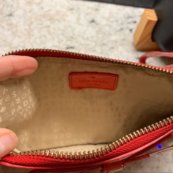 ♠️ Kate Spade Red Patent Leather Embossed Wristlet - Picture 3 of 6